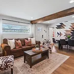 Chic And Cozy - Walk To Bars, Coffee, And Restaurants