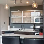 Holiday home 5m307- Elegant With Rooftop Deck