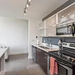Holiday home 5m307- Elegant With Rooftop Deck *