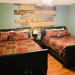 8 Beds! Spacious Abode Ideal For Larger Groups!