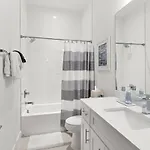 Holiday home Always A Guest Favorite! Luxe With Huge Rooftop And 7 Beds