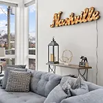 Always A Guest Favorite! Luxe With Huge Rooftop And 7 Beds Holiday home Nashville