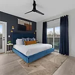 The Trillium & The Iris - 2 Homes 6 Bedrooms *