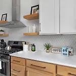 The Trillium & The Iris - 2 Homes 6 Bedrooms *