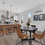 The Trillium & The Iris - 2 Homes 6 Bedrooms Holiday home *