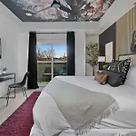 The Trillium & The Iris - 2 Homes 6 Bedrooms