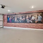 Holiday home Delight - Fun Murals & Downtown Views *