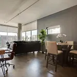 5m332- Sleek And Spacious In East Holiday home *