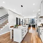 C On Music Row, 4 Min Broadway Holiday home