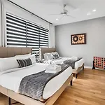 C On Music Row, 4 Min Broadway Holiday home