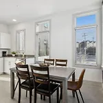 Modern Townhome 2 Miles South Of Downtown And Broadway Ave Apartment *