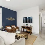 Modern Townhome 2 Miles South Of Downtown And Broadway Ave Apartment