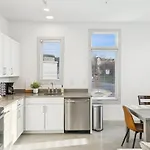 Modern Townhome 2 Miles South Of Downtown And Broadway Ave *