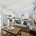 Modern Townhome 2 Miles South Of Downtown And Broadway Ave