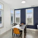 Modern Townhome 2 Miles South Of Downtown And Broadway Ave Apartment