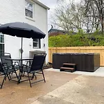 The Playhouse: 4br With Spa, Basketball & Games Holiday home
