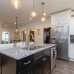 Broadway Breeze Escape Modern Nashville Comfort Holiday home Nashville