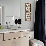 Holiday home Perfect Cma Fest Hq, Rooftop 10 Mins To Downtown, Garage, Ping Pong, Karaoke, Axe Throwing, Shuffleboard, 10 Mins To Broadway, 5 Mins To Five Points, Perfect For Bachelors Or Bachelorettes, 24 Hr Hospitality Nashville