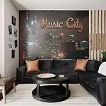 Chic 3Bd, Rooftop, Game Room, 10 Min To Broadway, Garage, Ping Pong, Karaoke, Axe Throwing, Shuffleboard, 10 Mins To Broadway, 5 Mins To Five Points, Perfect For Bachelors Or Bachelorettes, 24 Hr Hospitality