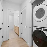 3br2ba Lux Pool Walk To Broadway 08mi *