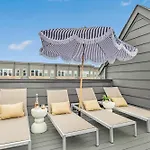 The Hawkins House - Walk To Gulch, Rooftop Views! Holiday home *
