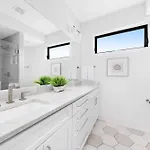 The Hawkins House - Walk To Gulch, Rooftop Views! Holiday home