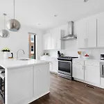 The Hawkins House - Walk To Gulch, Rooftop Views! Holiday home Nashville