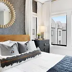 Holiday home The Hawkins House - Walk To Gulch, Rooftop Views! Nashville