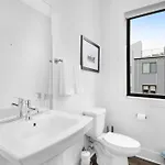 The Hawkins House - Walk To Gulch, Rooftop Views! *