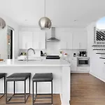 The Hawkins House - Walk To Gulch, Rooftop Views! Holiday home *