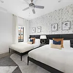 The Hawkins House - Walk To Gulch, Rooftop Views! Holiday home *