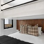 The Hawkins House - Walk To Gulch, Rooftop Views! Holiday home