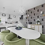 The Hawkins House - Walk To Gulch, Rooftop Views! Holiday home *