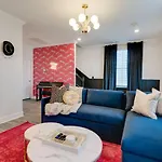 Funtastic 4 Bdr In The Nations Holiday home *