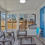 Cute, Charming, West Nash,1 Bed 1bath , Private Fenced Yard *