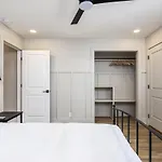 The Nomad 48-Person Hillsboro Village Retreat Studio 1Br Spaces