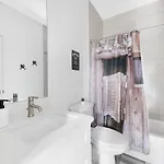 Chic Oasis 5 Mins To Broadway 8 Beds B-nashy Holiday home