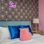 Holiday home Disco Cowgirl Broadway 2miles - 8 Q Beds - Rooftop - Omg *