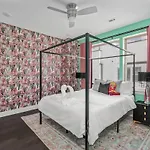 Holiday home Disco Cowgirl Broadway 2miles - 8 Q Beds - Rooftop - Omg *