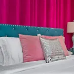 Holiday home Girls' Getaway - Flamingle House - Broadway 2 Miles - Rooftop - Wow *