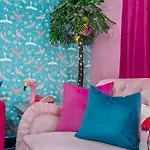 Holiday home Girls' Getaway - Flamingle House - Broadway 2 Miles - Rooftop - Wow *