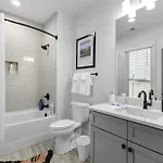 14 Bed Luxe Retreat With Game & Perfect For Large Groups!