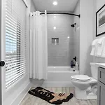 14 Bed Luxe Retreat With Game & Perfect For Large Groups!