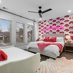 Holiday home 14 Bed Luxe Retreat With Game & Perfect For Large Groups!