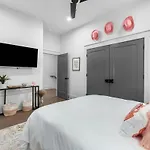 14 Bed Luxe Retreat With Game & Perfect For Large Groups!