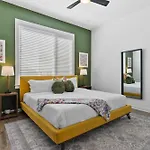 Stunning Modern Townhome With 9 Beds, Walk To Shops