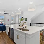 3 Miles To Broadway -garage, Patio, Walk To Shops