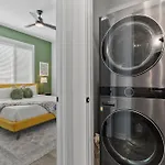 3 Miles To Broadway -garage, Patio, Walk To Shops Holiday home