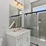 3 Miles To Broadway -garage, Patio, Walk To Shops *
