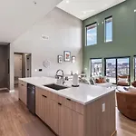 Penthouse Luxury With Pool Patio And View Walk To Broadway Holiday home Nashville